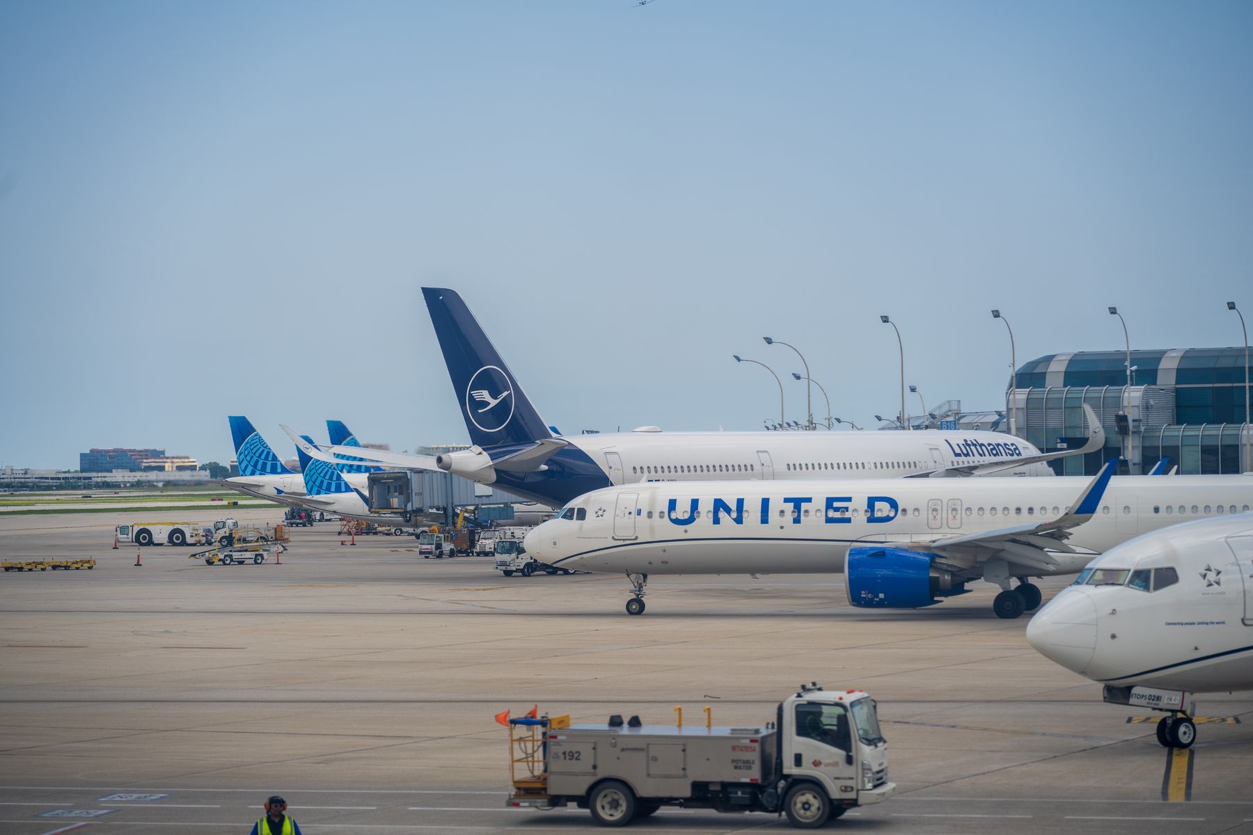Verkehrsflugzeuge an einem internationalen Flughafen